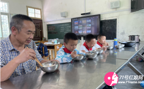 师生四人用餐