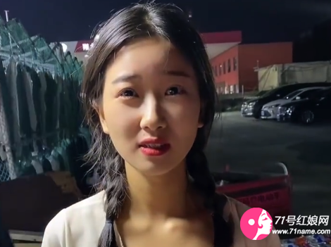 摆摊为男友还债的女孩