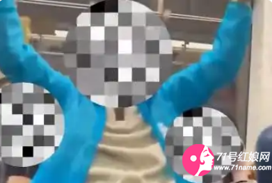 老人强坐女生腿上