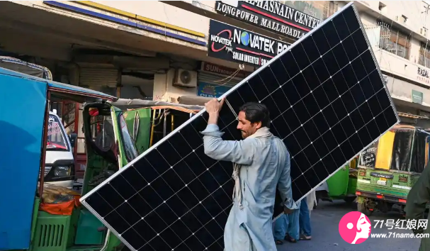 巴铁工人在搬运太阳能板