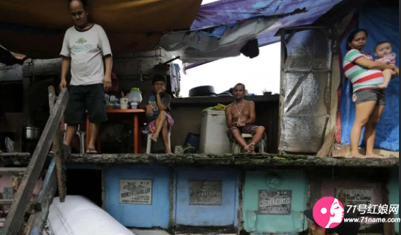 菲律宾住在墓地的穷人