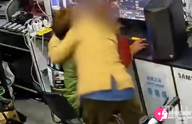 男子遭陌生女子强吻