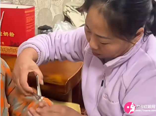 婆婆帮儿媳剪指甲 婆婆帮儿媳剪指甲
