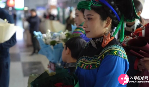 老兵挂满勋章归来向妻子申请回家 老兵挂满勋章归来向妻子申请回家