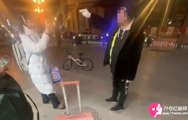 女子与司机起争执