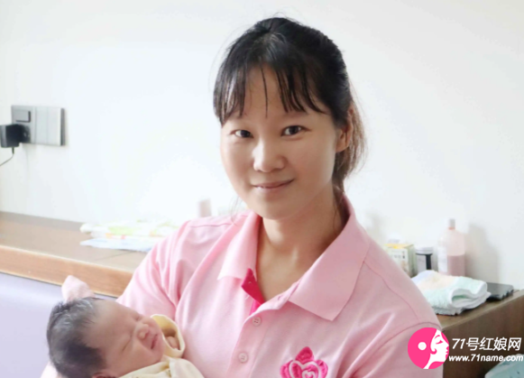 月嫂在照顾小婴儿