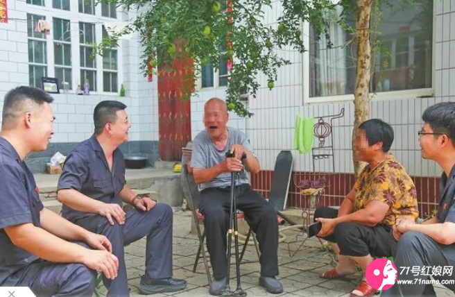 老人赠钱给儿媳