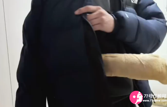 爸爸辅导孩子作业