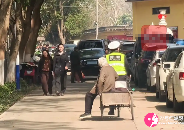 交警送老人到墓地 交警送老人到墓地