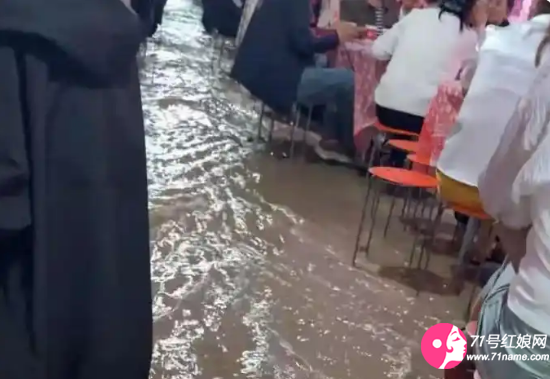 雨中就餐