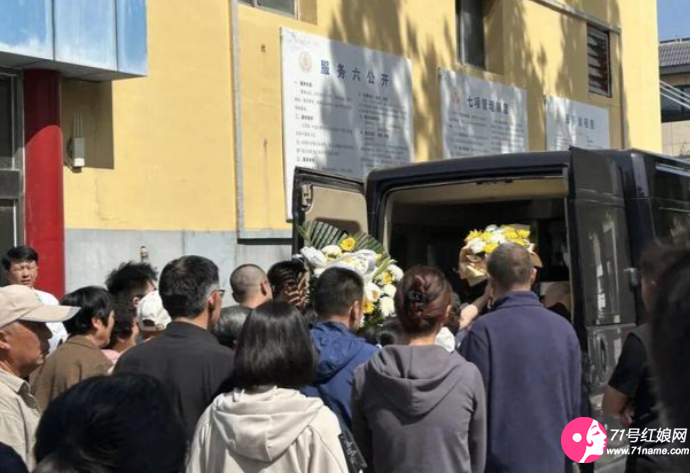 人们自发为她送行